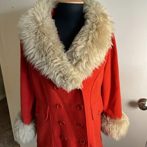 25. Vintage Retro 60s 70s Sears Red and Cream Pea Coat with Luxurious Fur Collar - Picture 2 of 16